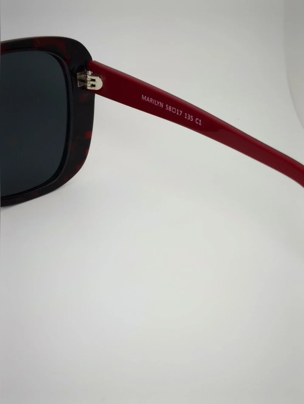 Marilyn. Oversized Women's Frame in Black and Red Tortoise.